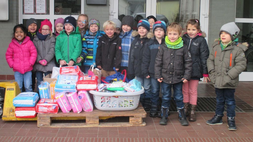 17 Kindergartenkinder aus Bamenohl übergaben kürzlich Sachspenden an den Warenkorb in Lenhausen. von privat
