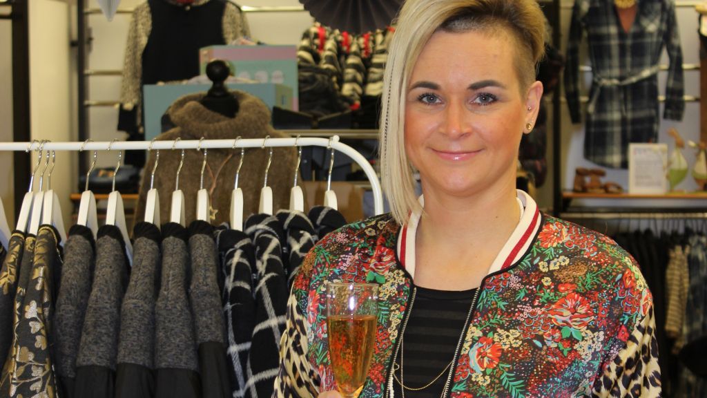 Inhaberin Tina Laarmann begrüßte die Kunden zur Neueröffnung des Geschäfts an der Wasserstraße in Attendorn persönlich. von s: Matthias Schloos
