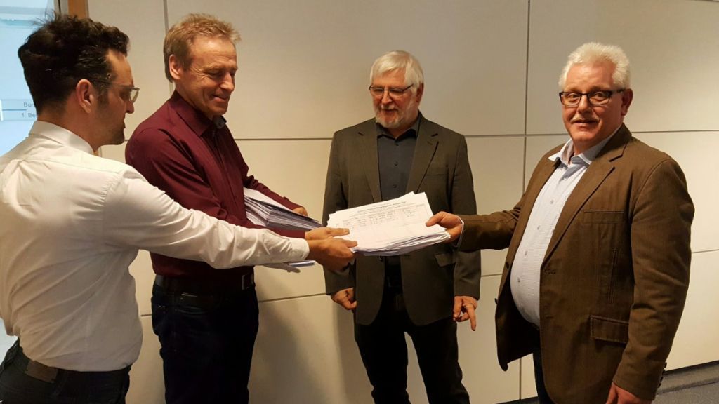 Wolfgang Wigger (rechts) und Volker Reichel (2. von rechts) von der SPD-Fraktion überreichten die letzten Unterschriften. von privat