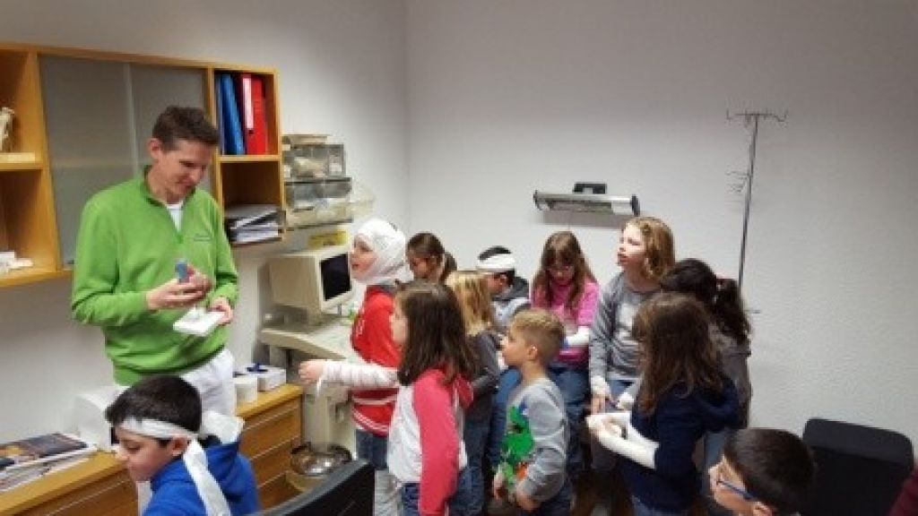 Die Schüler der Grundschule Kirchhundem erhielten interessante Einblicke in die Praxis von Hausarzt Dr. Thomas Vente. von Privat