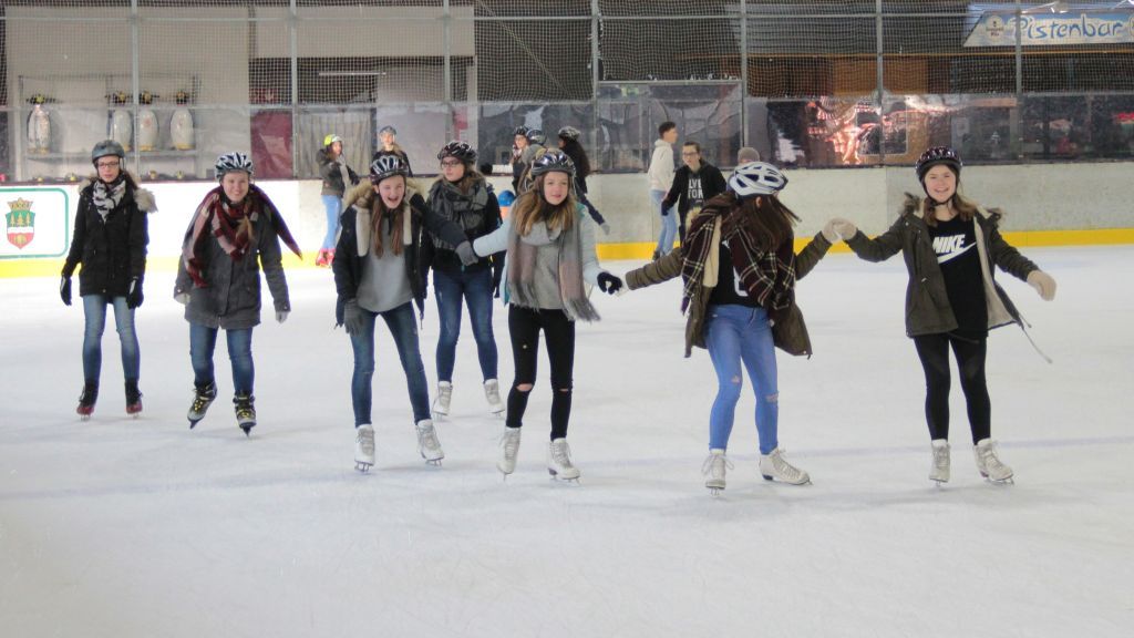 Die Schüler des Gymnasiums Maria Königin besuchten die Eissporthalle in Wiehl. von privat