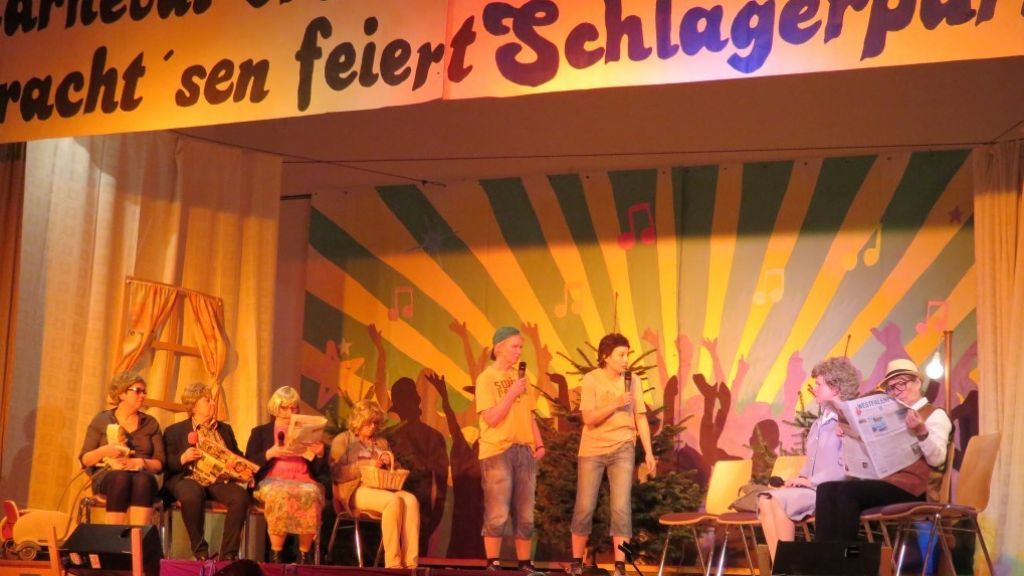 Die „Mäckeser“ führten ihr buntes Programm beim Frauenkarneval in Brachthausen auf. von privat