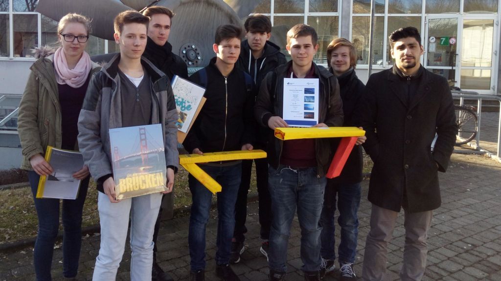 Die MK-Teilnehmer des Brückenbauwettbewerbs der Universität Siegen. von privat