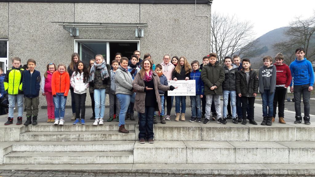 Die Mitglieder der Schülervertretung von der Sekundarschule Hundem-Lenne haben kürzlich einen Scheck in Höhe von 555,55 Euro an die Mitarbeiterinnen des Tierheims in Olpe übergeben. von privat