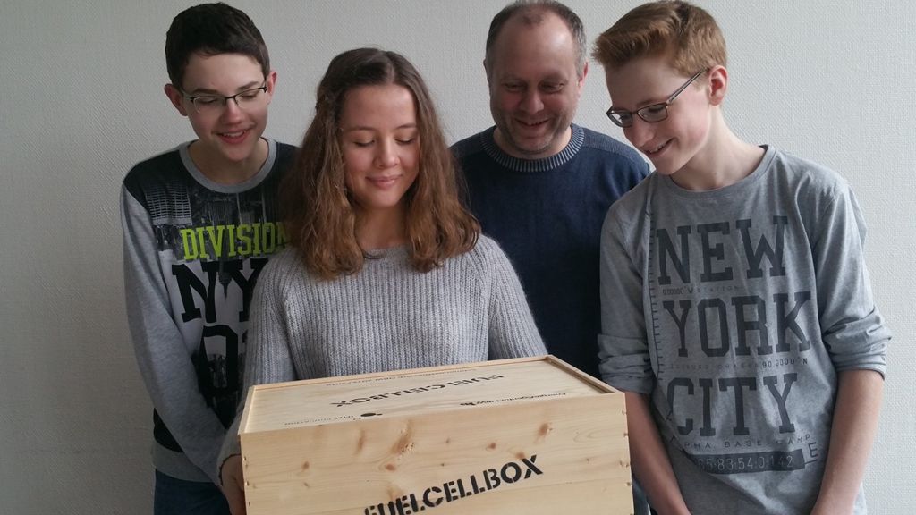 Die Schüler Yvonne Jung, Christopher Ille und Martin Ludwig freuen sich über ihre Experimentierkiste „Fuel Cell Box“. von privat