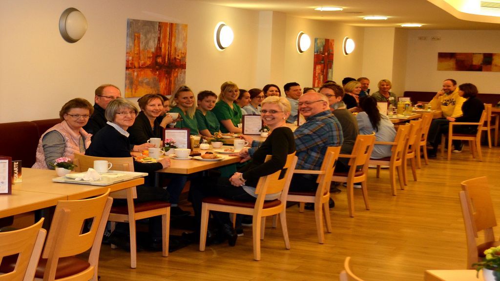 Bei einem gemeinsamen Frühstück in der Zeit von 8 bis 10 Uhr zeigten sich im Café Zeppenfeld insgesamt rund 100 Mitarbeiter solidarisch mit von akutem Personalmangel betroffenen Krankenhäusern. von Katholische Hospitalgesellschaft Südwestfalen