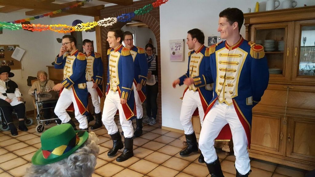 Verschiedene karnevalistische Gruppen aus dem Raum Attendorn und Lennestadt besuchten die Tagespflege Repetal in St. Claas. von privat