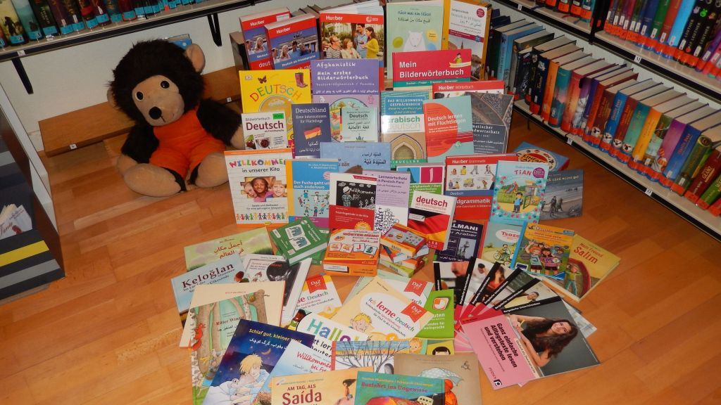Zahlreiche Bücher und Bildkarten hat die Kinder- und Jugendbücherei angeschafft, um Flüchtlingen bei der Eingliederung zu helfen. von privat
