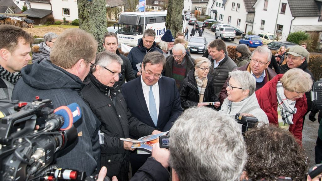 Nahm sich nur kurz Zeit für die Windkraftgegner: Armin Laschet (mit blauer Krawatte), Spitzenkandidat der NRW-CDU. von s: Sven Prillwitz