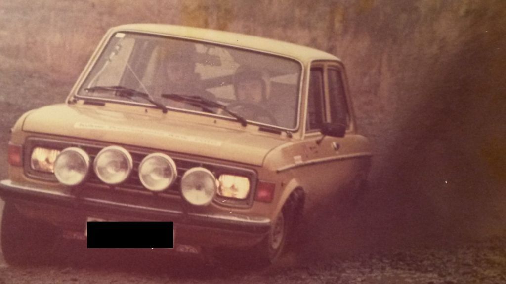 Ein Bild aus dem Jahr 1977: Das Team Bröcher-Langemann im Fiat 128 im Rallye-Drift. von privat