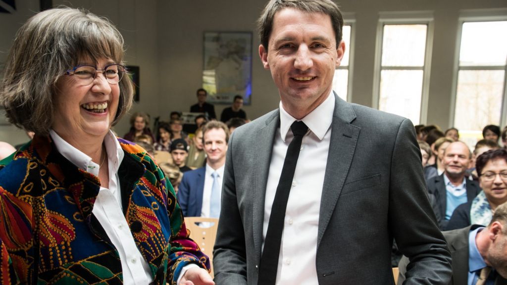 Gabriele Berghoff von der Bezirksregierung Arnsberg gratulierte Holger Köster im Namen der gesamten Behörde. von Sven Prillwitz