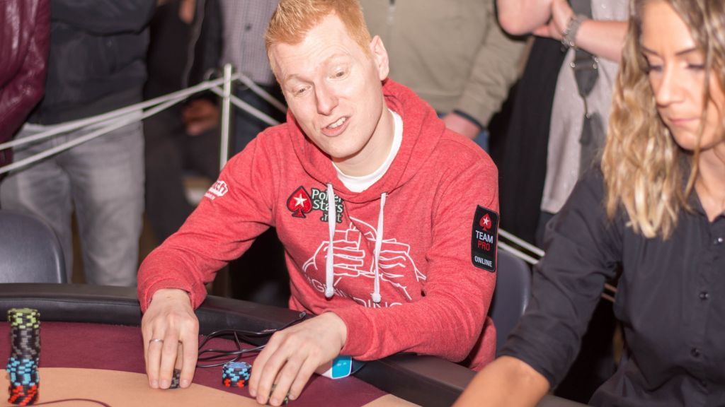 Poker-Profi "xflixx" nahm beim Charity Poker Turnier die Karten in die Hand. von Nils Dinkel