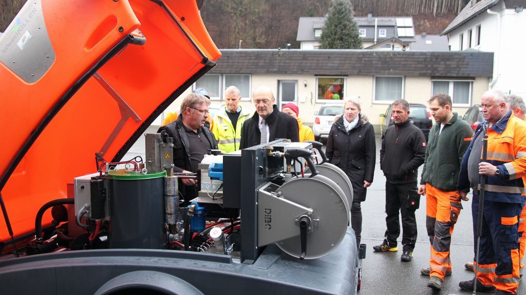 Bürgermeister Dietmar Heß nahm mit den Bauhofmitarbeitern das neue Gerät in Empfang. von privat