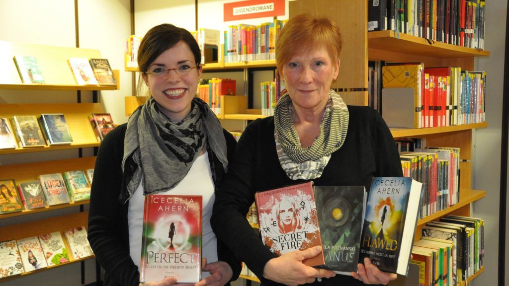 Büchereileiterin Friederike Baberg (links) und die Pädagogische Mitarbeiterin Hilde Schwung präsentieren eine Auswahl der neuen Jugendromane. von Ina Hoffmann