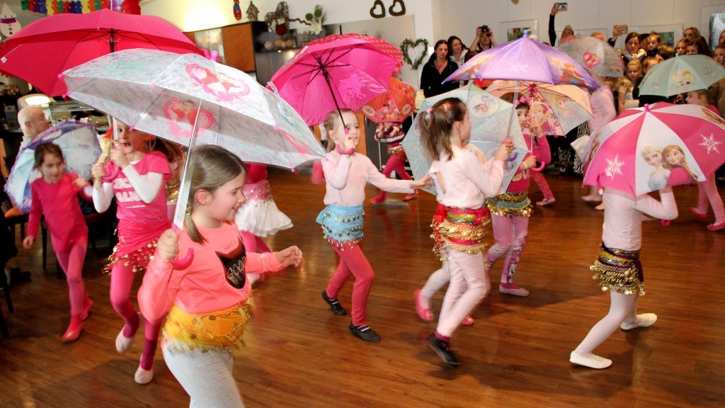 Die kleinen Tänzerinnen zeigten ihre Choreographie mit pinken Regenschirmen. von privat