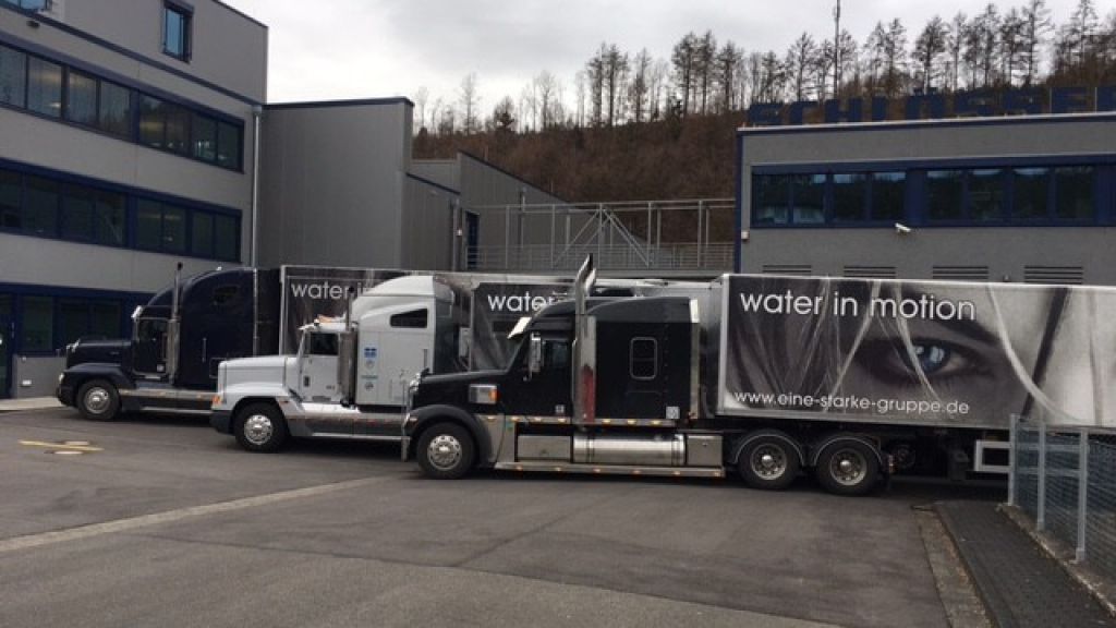 Die Trucks der Olper Firma sind auf dem Weg nach Frankfurt. von Schlösser Armaturen