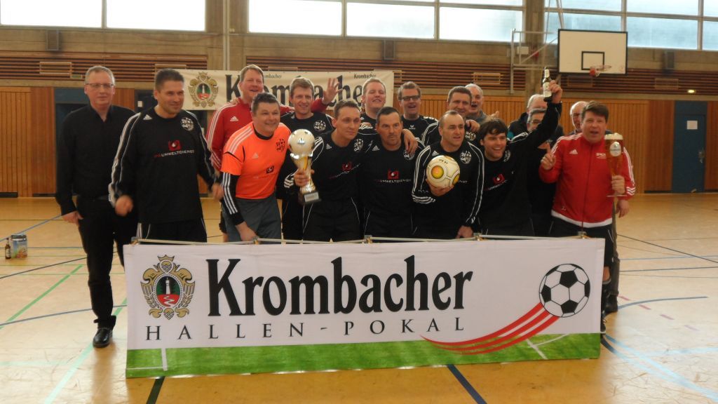 Der Turniersieger SV 04 Attendorn mit Jens Selter von der Krombacher-Brauerei (rechts), und Staffelleiter Thomas Will (links). von Privat