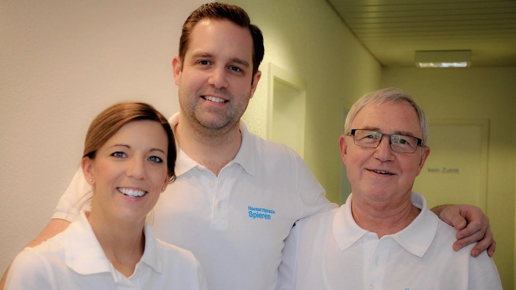 Stefan Spieren (Mitte), Hausarzt und Initiator des Projekts, hier mit Ehefrau Juli und Vater Werner. von privat