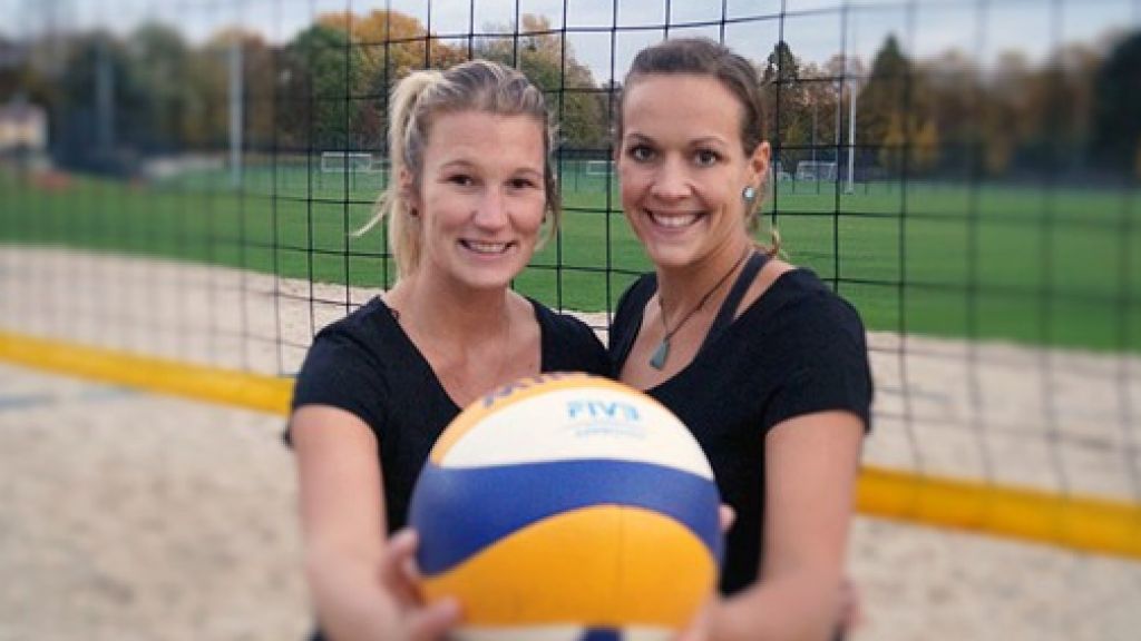 Mennekes unterstützt für weitere zwei Jahre das erfolgreiche
Beachvolleyball-Team mit Isabel Schneider aus Wenden-Ottfingen (links) und ihrer Partnerin Victoria Bieneck. von Mennekes
