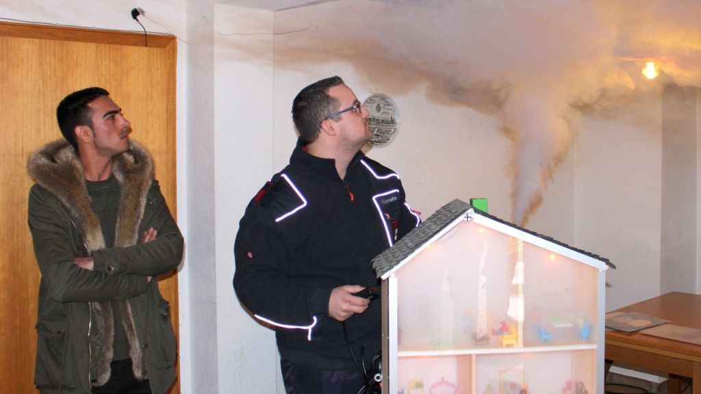Anhand des „Rauchhauses“ erklärten die Feuerwehrleute anschaulich das richtige Verhalten im Brandfall mit starker Rauchentwicklung. von Hansestadt Attendorn