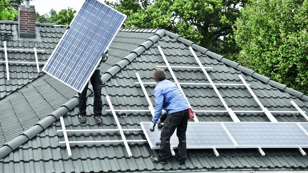 Mit dem Solar-Service unterstützt Bigge Energie Interessenten bei der Planung und Umsetzung einer Photovoltaikanlage samt Speicher. von Anzeige: Bigge Energie
