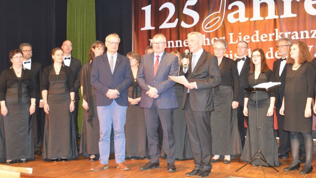Landrat Frank Beckehoff (vorne, Mitte) überreichte dem Kammerchor "Belcanto" den Preis. von Barbara Sander-Graetz