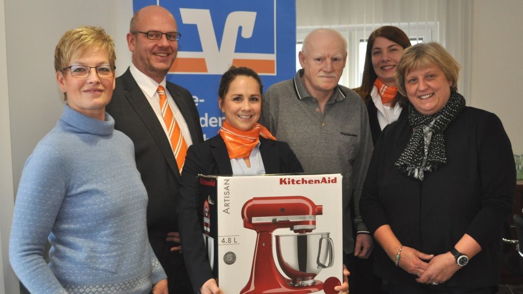 Helge Löhr, Anke Stoll und Britta Schmidt von der Volksbank Olpe-Wenden-Drolshagen eG überreichten ihren Kunden je eine KitchenAid-Küchenmaschine. von privat