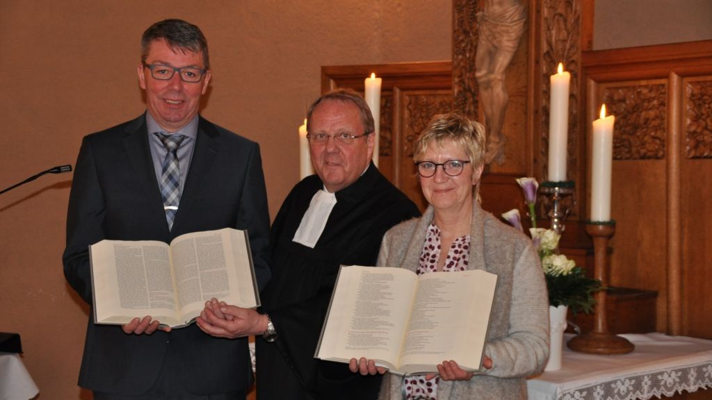 Superintendent Klaus Majoress (Mitte) übergab die neuen Altarbibeln an Presbyterin Renate Benninghaus für die Erlöserkirche und an Presbyter Gerhard Oevermann für die Friedenskirche. von privat