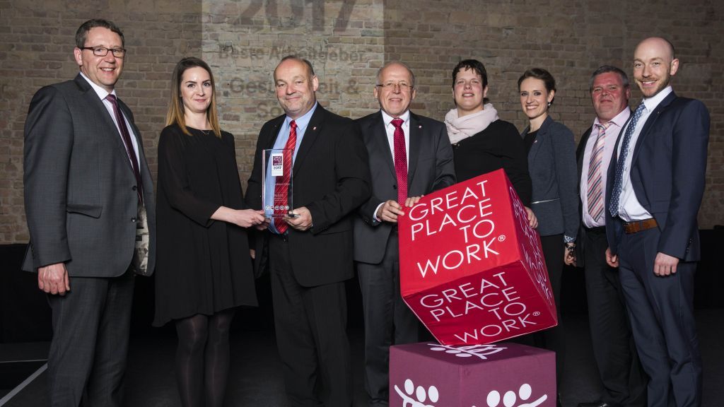 Ein achtköpfiges Team des Caritasverbands Olpe nahm in Berlin die Auszeichnung als „Bester Arbeitgeber Gesundheit & Soziales 2017“ entgegen. von Gero Breloer für GPTW