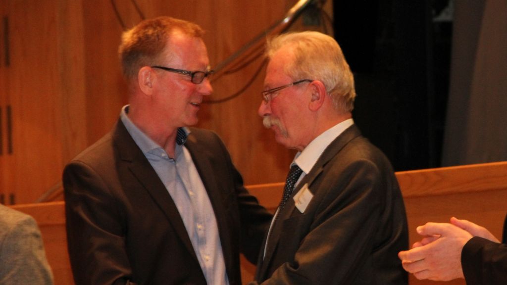 Kurz nach Bekanntwerden des Ergebnisses: Hans-Gerd Mummel (rechts) gratuliert seinem Nachfolger Josef Mertens. von privat
