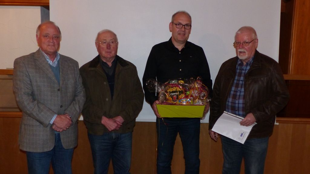 Hubertus Ochel (3. von links) aus Schönau wurde als 1.800. Mitglied beim VdK-Ortsverband Wenden begrüßt. Gerd Willeke (Vorsitzender des VdK-Ortsverbands Wenden), Alfons Jung (Ortsbetreuer Schönau) und Karl-Hermann Klaus (Kassierer) bedankten sich mit einem Präsent (von links). von Privat