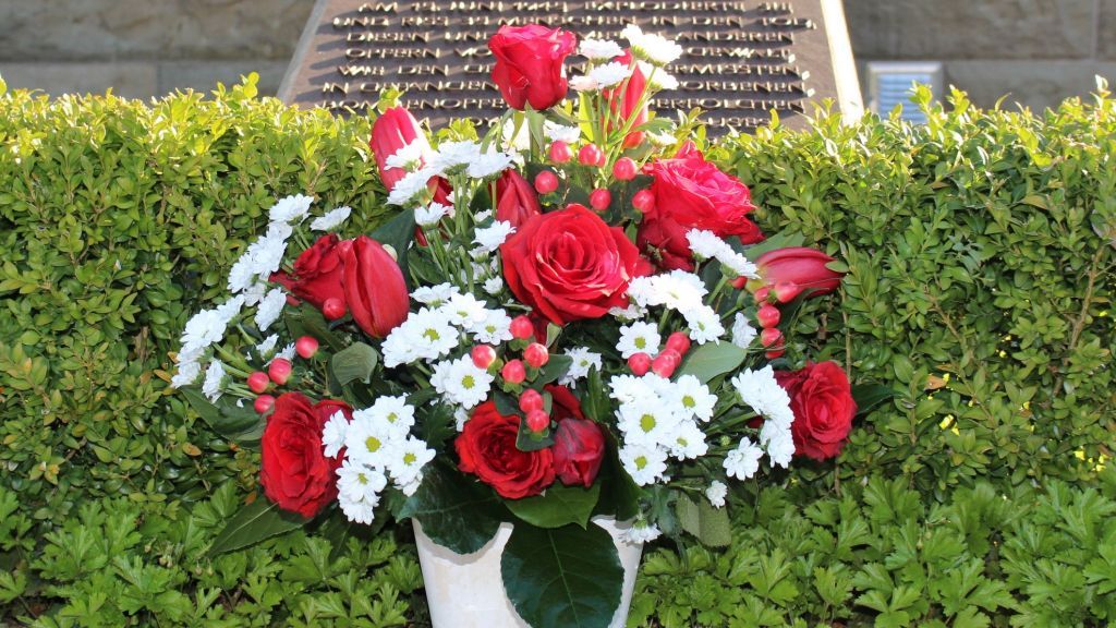 Vertreter der Hansestadt legten ein Blumengebinde an der Gedenkstelle „Am Klosterplatz“ nieder. von Hansestadt Attendorn