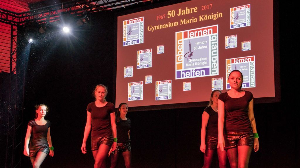 Fünf Schülerinnen der Jahrgangsstufe 12 performten einen selbst einstudierten Tanz auf der Bühne in der Turnhalle des MK. von s: Nils Dinkel