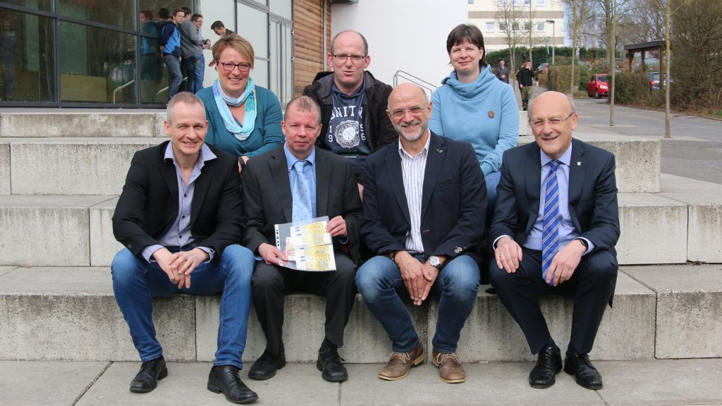 Gerd Kowalzik (2. von rechts) übergab die Spende an den Vorsitzenden des Fördervereins der Gesamtschule, Markus Sperlbaum (2. von links). Zu den Gratulanten gehörte auch Finnentrops Bürgermeister Dietmar Heß (vorne rechts). von Christine Schmidt