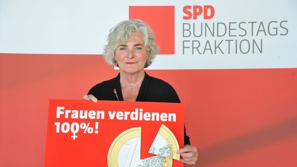 Die stellvertretende frauenpolitische Sprecherin der SPD-Bundestagsfraktion, Petra Crone, begrüßt die Verabschiedung des Entgelttransparenzgesetzes. von Andreas Amann