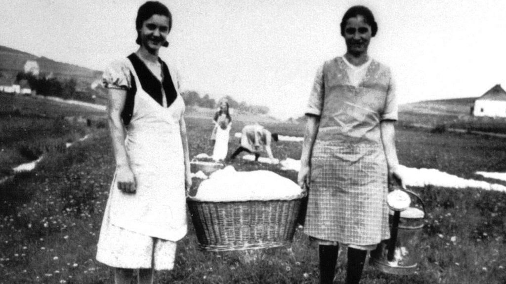 Auslegen der Wäsche auf der dorfgemeinschaftlichen Bleichewiese in Wenden Anfang der 1930er Jahre. von Kreisarchiv Olpe