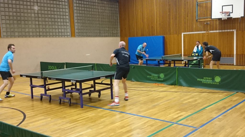 Zwei von vielen spannenden Matches: Alexander Steinkohl gegen Peter Lattek (vorne) sowie Stephan Schulte gegen Markus Prinz (hinten). von privat