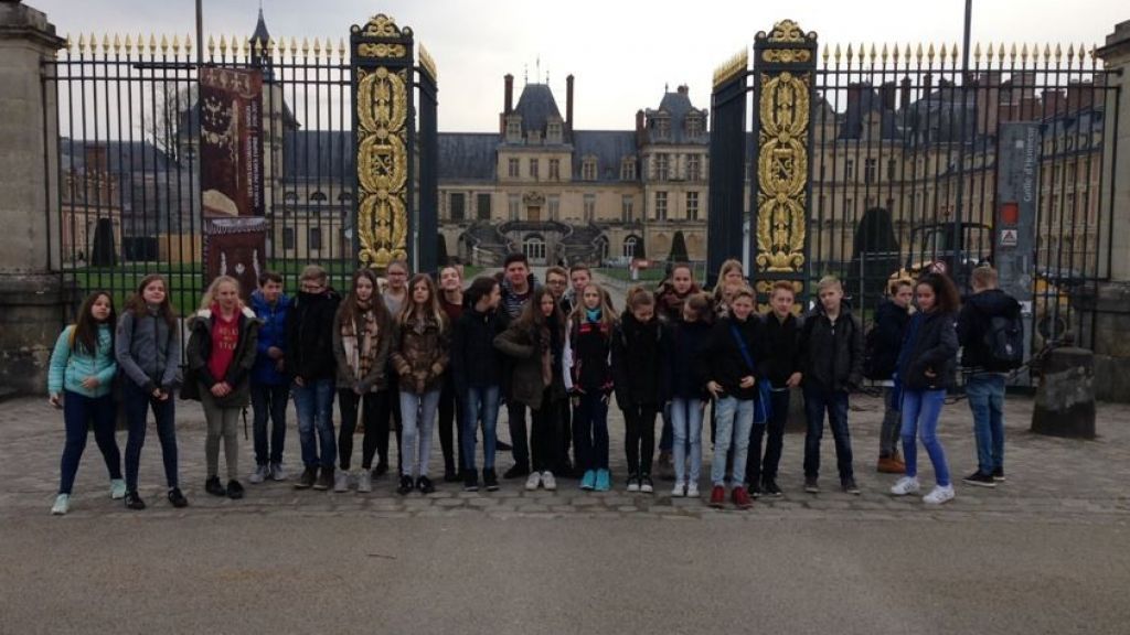 Die SGO-Schüler beim Gruppenfoto vor dem Schloss in Fontainebleau. von privat