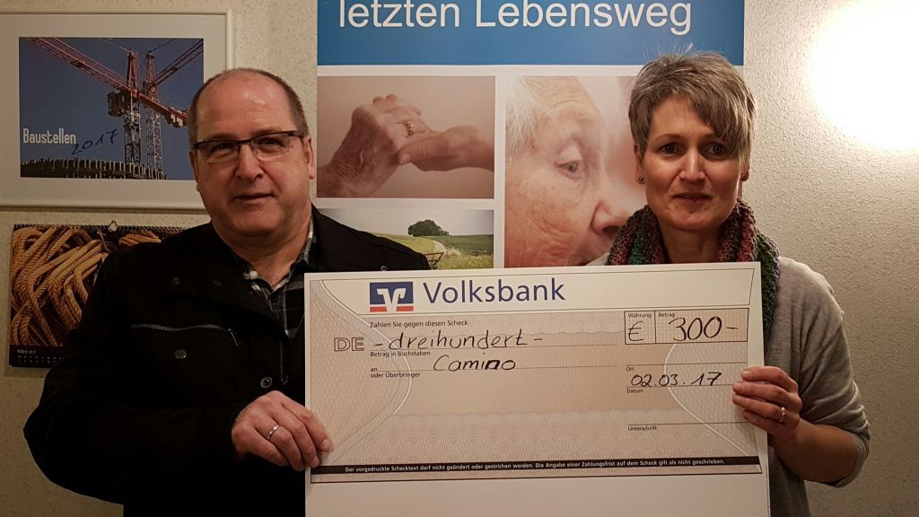 Anne Böhler, Hospizkoordinatorin im Caritas-Zentrum Wenden, nahm die Spende des Musikvereins „Lyra“ Altenhof dankbar entgegen. von privat