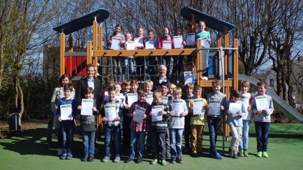 Die Energieermittler der vierten Klasse der katholischen Grundschule Hünsborn erhielten eine Urkunde für ihre Teilnahme. von privat