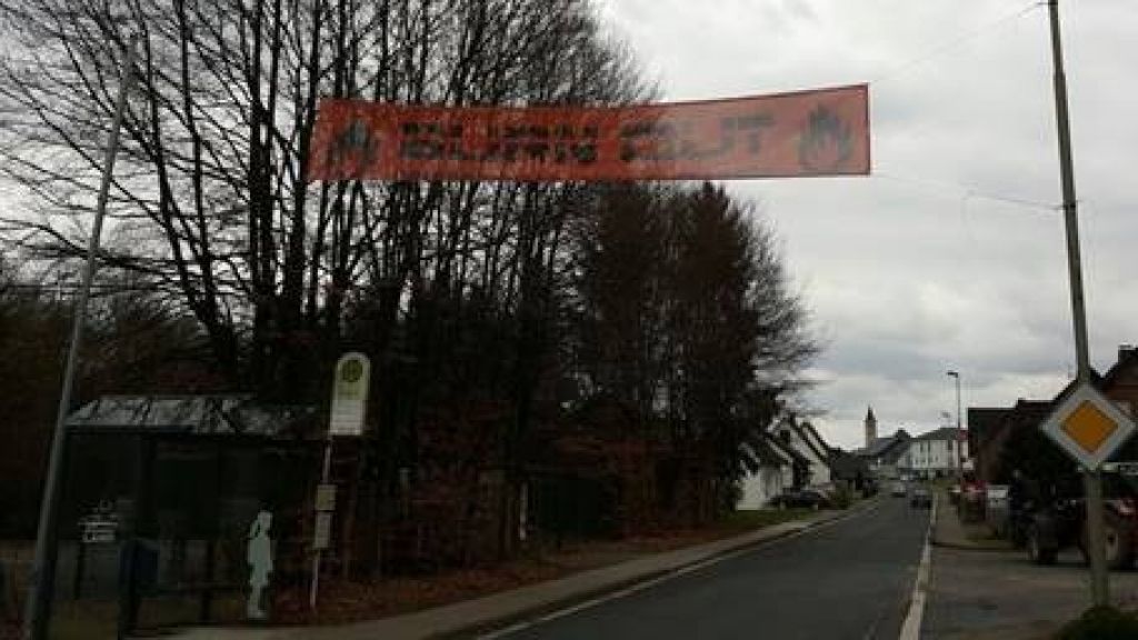 Bereits im vergangenen Jahr hatten Unbekannte das Banner für die  „Burn-Out-Party“ gestohlen. von Kreispolizeibehörde Olpe