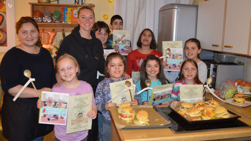 Die diesjährigen Gewinner der „Jungen Küche“ und bekommen von Pia Hischhäuser (3.v.l.) und Khadija Osman (l.) den "Goldenen Kochlöffel". von Barbara Sander-Graetz