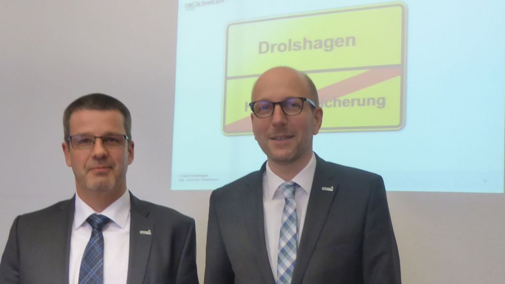 Kämmerer Rainer Lange (links) und Bürgermeister Ulrich Berghof freuen sich, dass die Stadt aus der Haushaltssicherung raus ist. von Rüdiger Kahlke