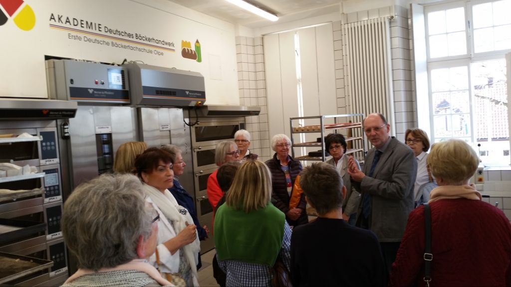Lebensmitteltechniker Ulrich Jortzik führte die CDU-Frauen durch die Bäckerfachschule in Olpe. von privat