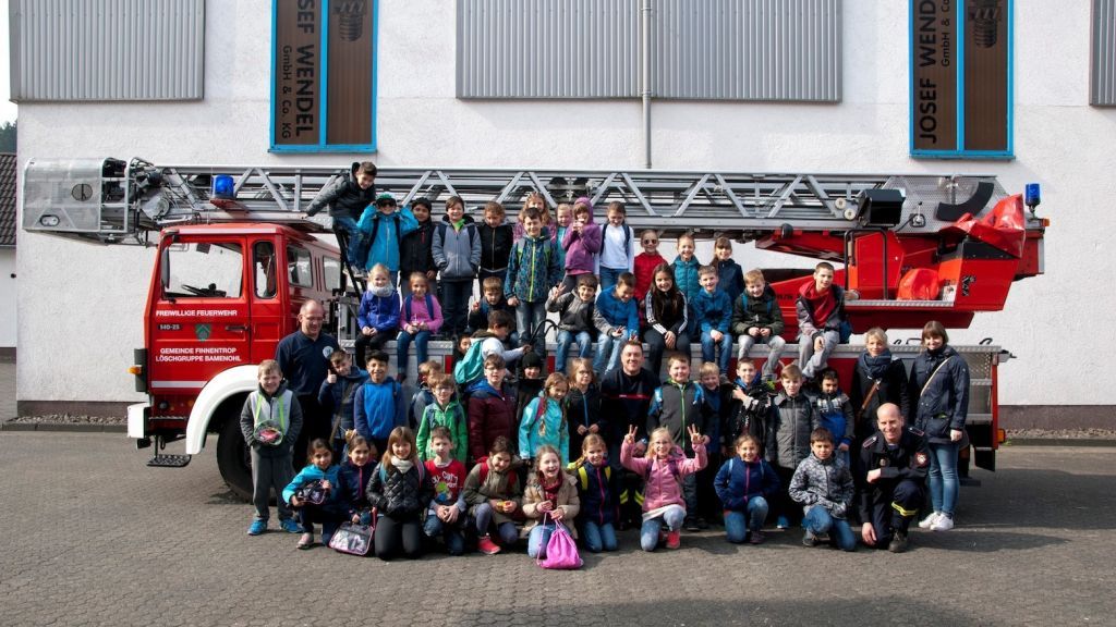 48 Kinder der Grundschule Finnentrop besuchten die Feuerwehr Bamenohl. von privat