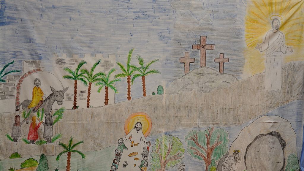 Alina Hatzfeld und Andrea Schreiber malten das Tuchbild, das den Weg Jesu von Palmsonntag bis Ostern zeigt. von privat