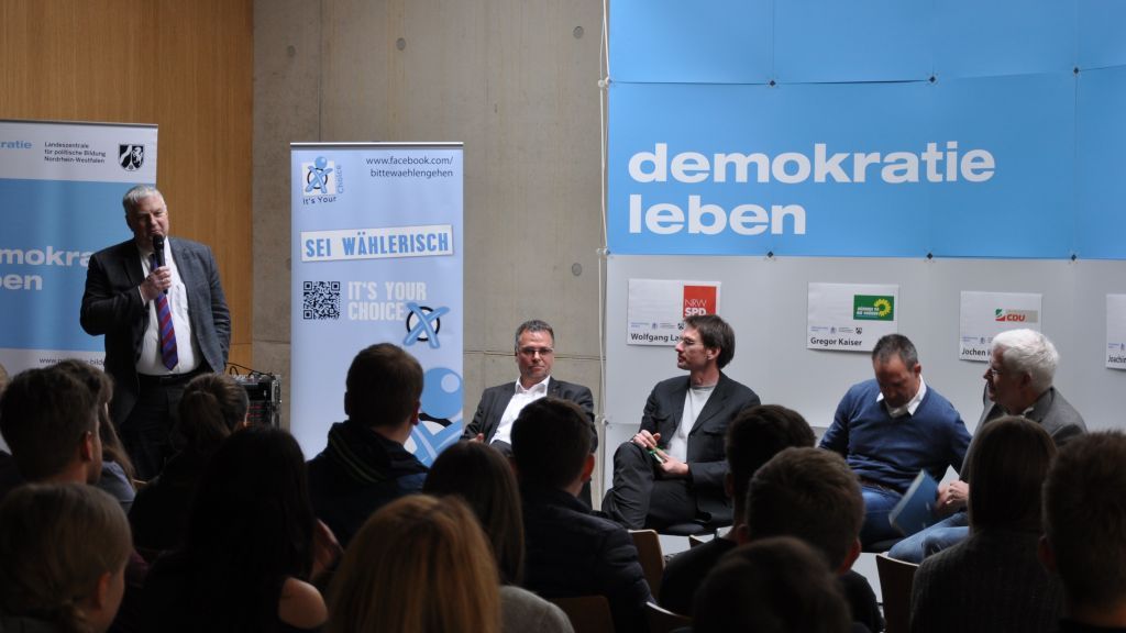 Vier Landtagskandidaten waren bei der Veranstaltung „It’s Your Choice“ zu Gast am Berufskolleg in Olpe. von privat