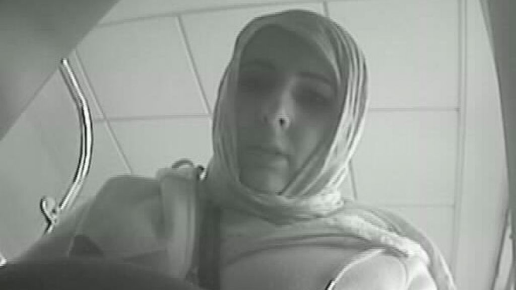 Die Polizei sucht diese Frau, die von einer Überwachungskamera gefilmt wurde, als sie mit einer gestohlenen EC-Karte Geld vom Konto einer Seniorin abhob. von Kreispolizeibehörde Olpe