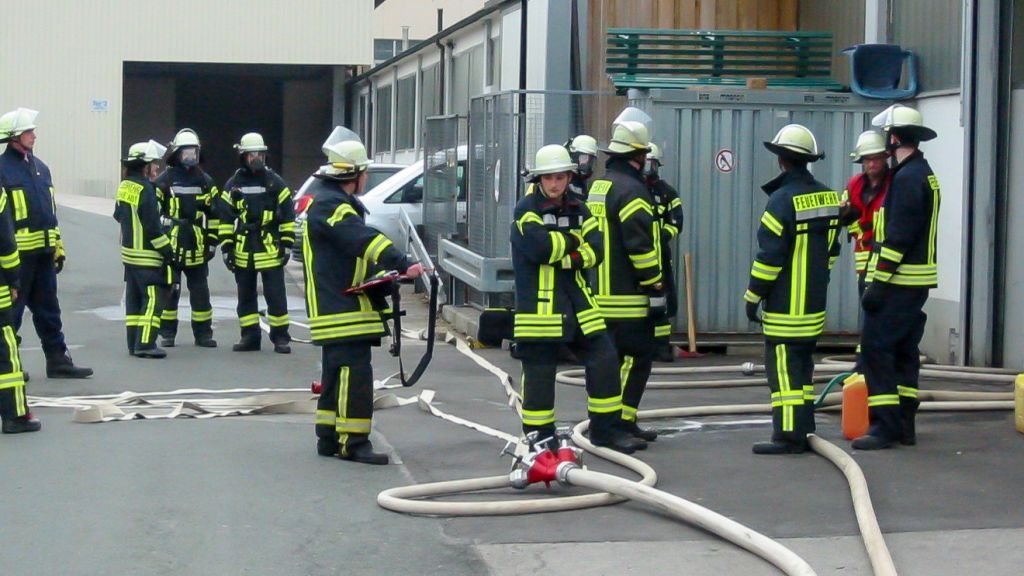 Während im Innern der Industriehalle die Löscharbeiten liefen, machten sich draußen weitere Atemschutztrupps bereit. von Feuerwehr Lennestadt
