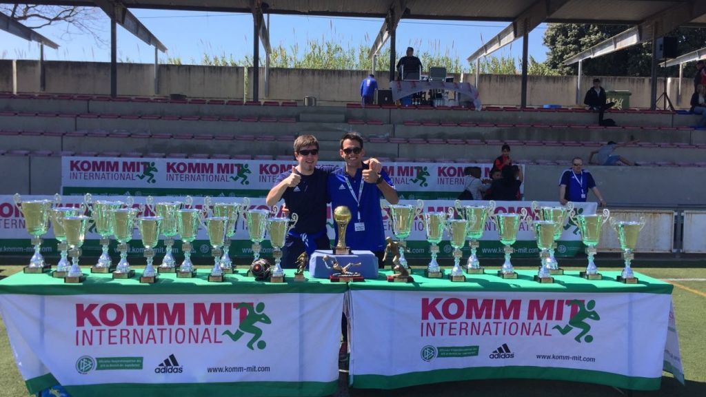 Bild vor der Eröffnungsfeier mit den Pokalen des Turnieres (links Stephan Hahn und rechts Luis Miguel da Silva Gomez). von SV Hillmicke